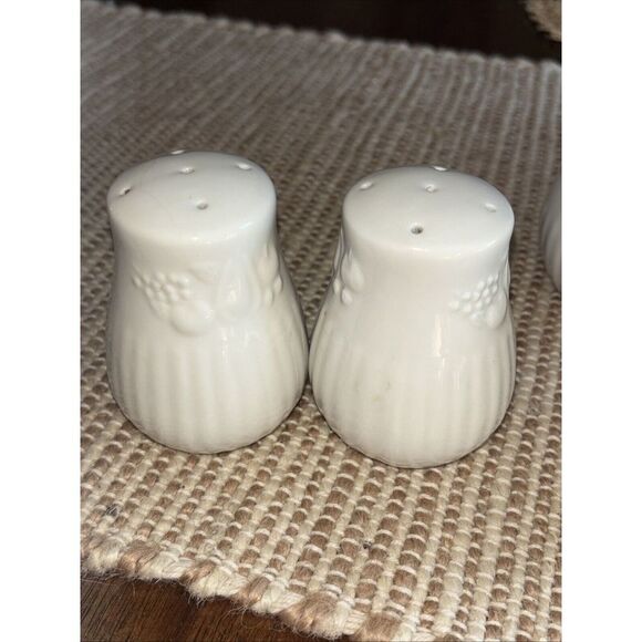 Libbey Classic White Porcelain   creamer, sugar bowl, salt and pepper shaker set - Picture 2 of 13